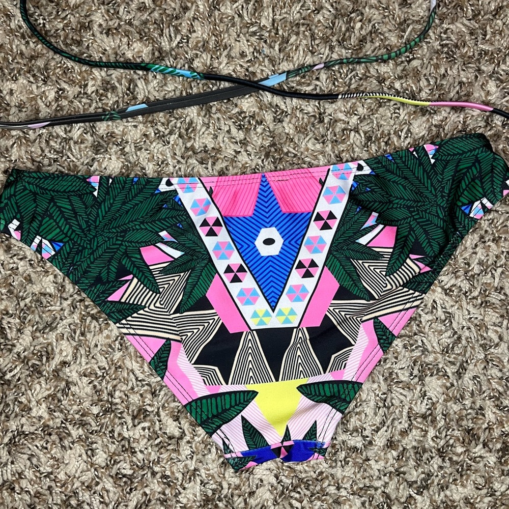 Bikini - Picture 5 of 7